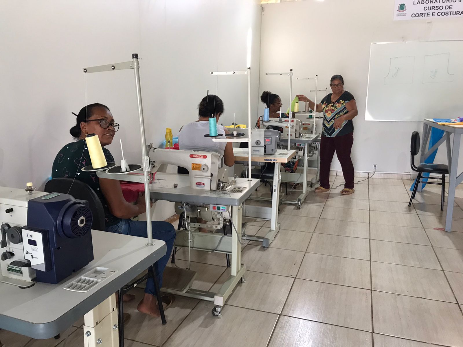 PREFEITURA OFERECE CURSO DE CORTE E COSTURA