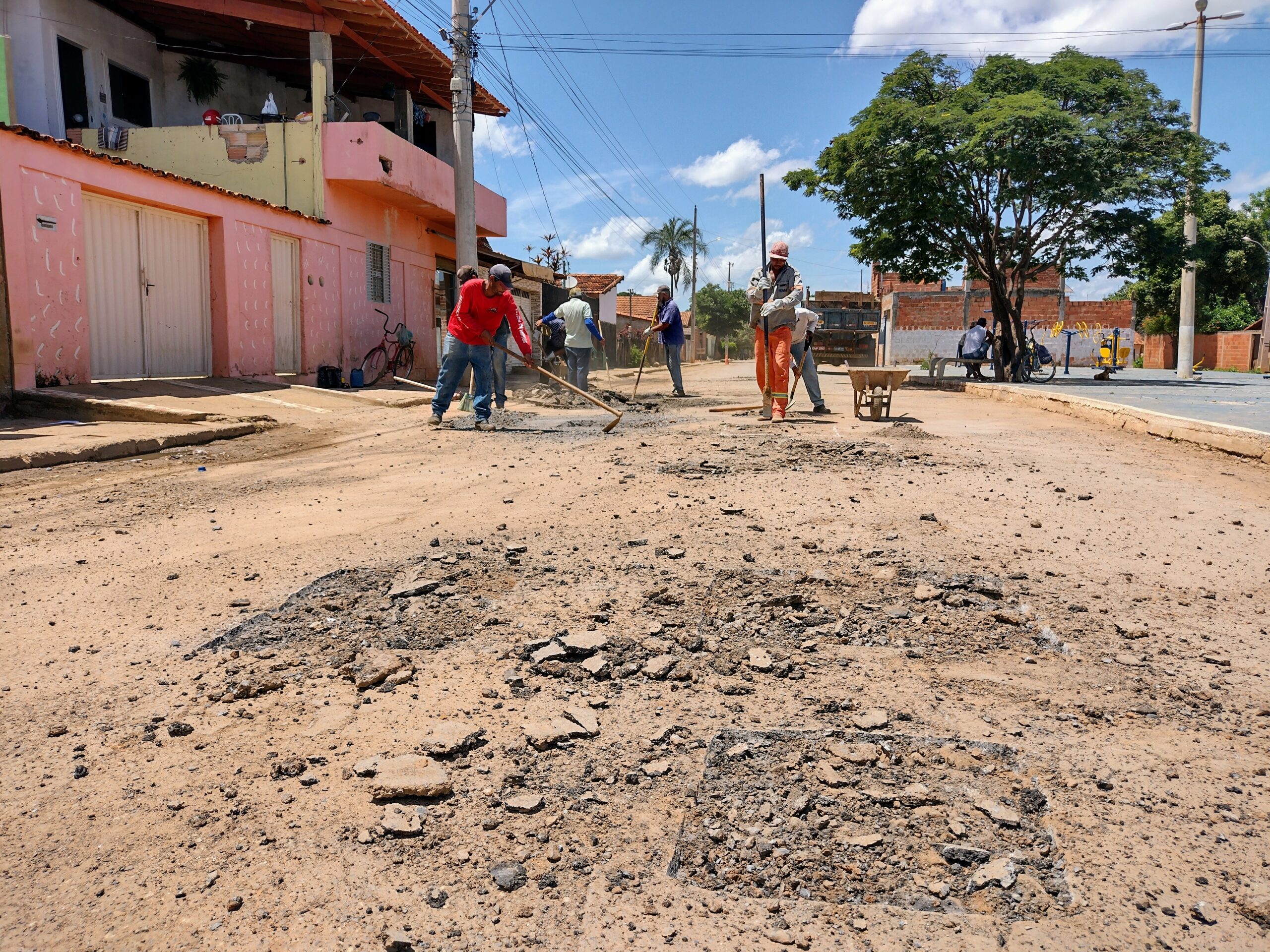PREFEITURA DE CAPITÃO ENÉAS: OPERAÇÃO TAPA BURACOS SEGUE EM RUAS E AVENIDAS DA CIDADE